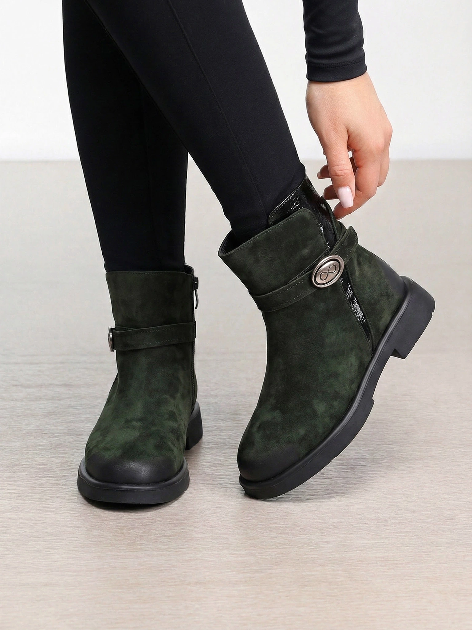 Ботинки комбинированные зеленого цвета с декоративной пряжкой